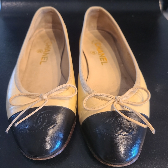 CHANEL Shoes - Chanel Two-Tone Beige & Black Ballet Flats with CC Cap Toe & Bows, size 35